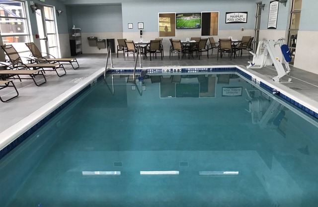 Petit déjeuner gratuit. Piscine avec toboggan. Près des jardins botaniques d'Olbrich!