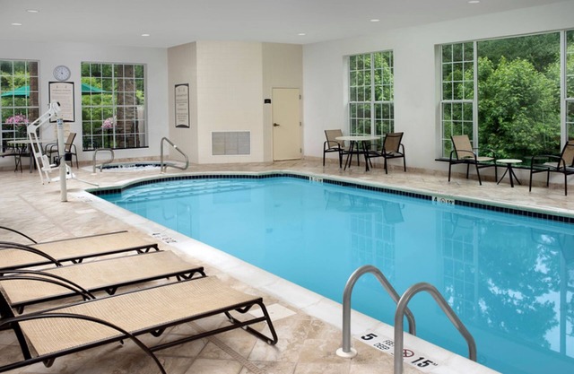 Petit déjeuner gratuit. Piscine et bain à remous. Près de l'Université Rutgers!
