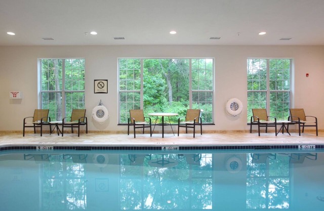 Petit déjeuner gratuit. Piscine et bain à remous. Accès rapide à l'Université Rutgers!