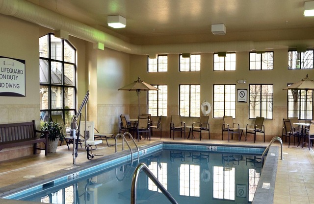 Suite accessible aux malentendants | Petit-déjeuner quotidien gratuit, centre de remise en forme, bain à remous commun + piscine intérieure