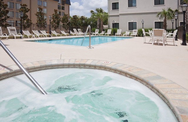 Suite accessible aux malentendants | Petit-déjeuner quotidien gratuit, piscine extérieure + accès au bain à remous