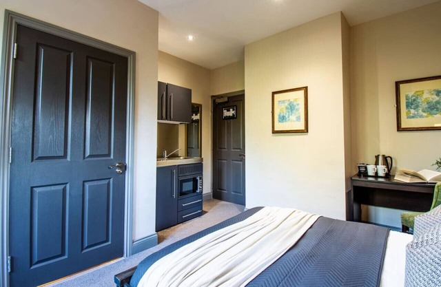 Free Gym Pass, Kitchenette, Fast WiFi and Parking.