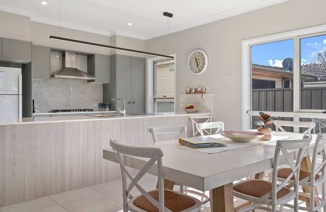 Close to beach, shops, cafes & restuarants