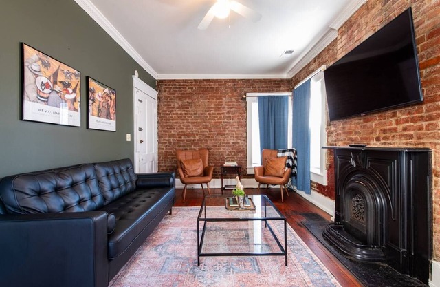 FREE Off street parking|Happening Location|Walking distance|