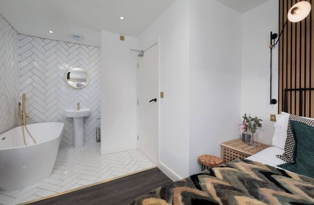 Free Parking The Quays- Sleeps 8 by Genesis Living