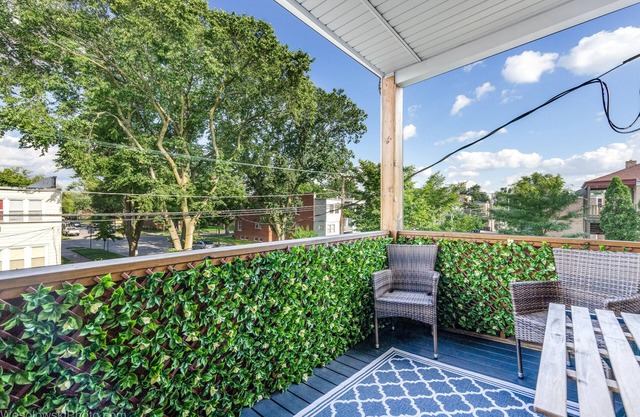 Free Parking, Balcony, near Universities, NAPA, Ravinia and train to Chicago