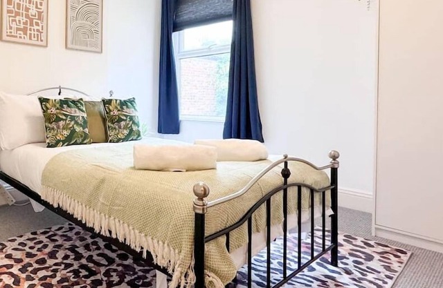 5-Bedroom Home, 6 Beds, 2 Baths – Ideal for Group