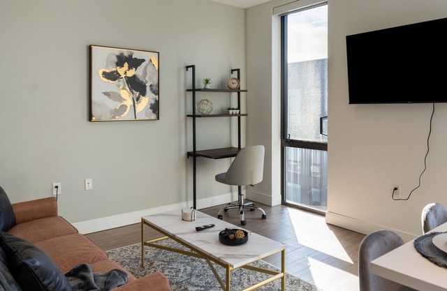 Free Parking | Luxe | Workstation, Fast WiFi, Gym, Pool | Downtown