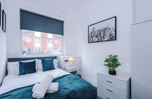 FREE Parking, Stoke, Sleeps 10, Spacious Home