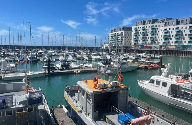 Free parking * THREE BEDROOM HOUSE SLEEP 6* Brighton Marina* Stunning View