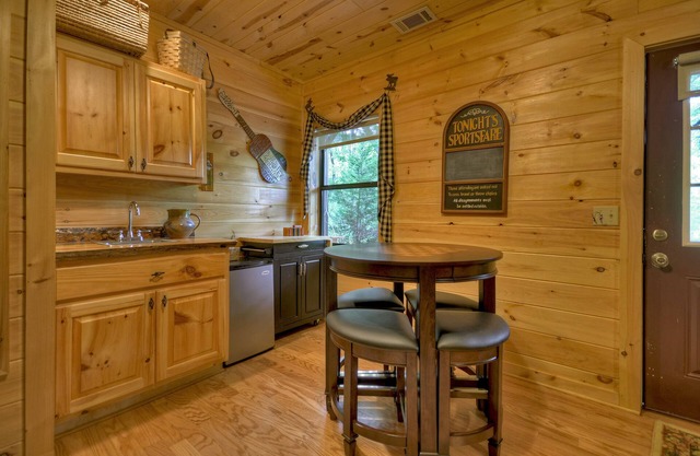 *Free Whitewater Rafting & Ziplining* Enjoy Fightingtown Creek access in this spectacular cabin