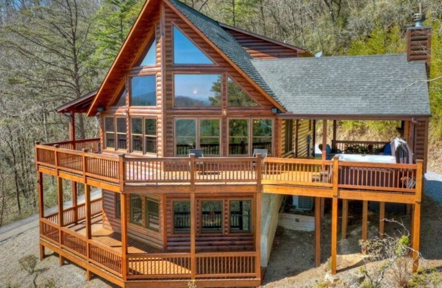 *Free Whitewater Rafting & Ziplining* Year Round Mountain View with Covered Outdoor Fireplace, Trails & Community Ponds for Fishing