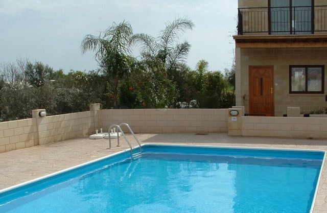 Wi-Fi gratuit, jolie maison avec piscine commune située dans le village de Liopetri