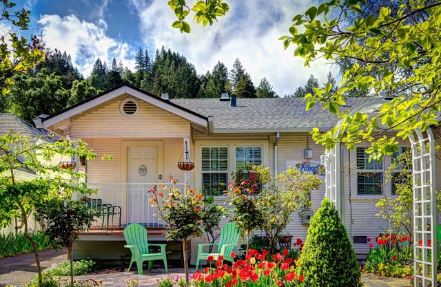 Wifi et parking gratuits. Charmant cottage en ville dans la région viticole de Californie