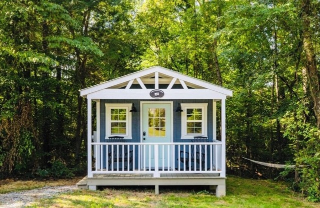 Freedom Acres Cottage.. unique, peaceful stay on gated, 20 acre property.
