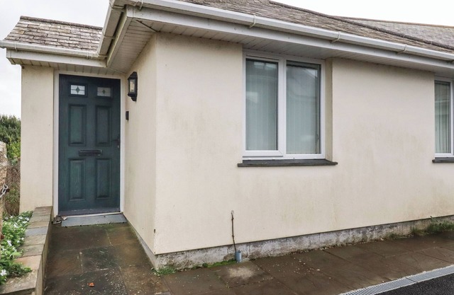 FREEFOLK COTTAGE, romantic, character holiday cottage in Polzeath