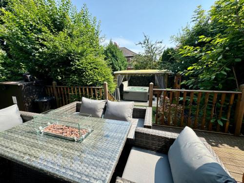 Freeman Hot Tub House, Free Parking, Transport Links