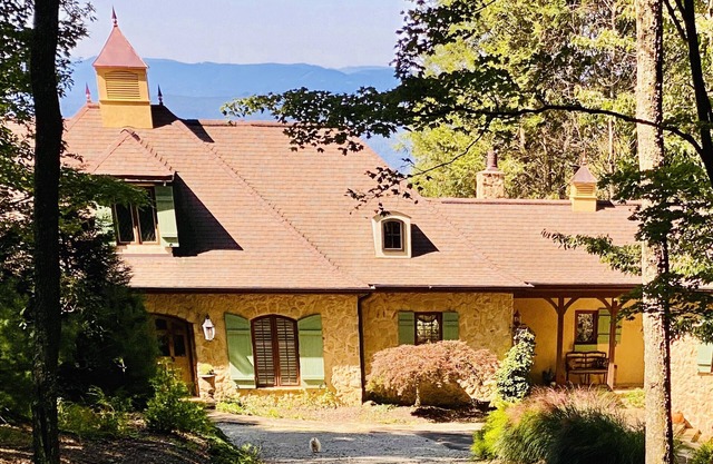 Pintoresca villa francesa con vistas a las montañas Blue Ridge