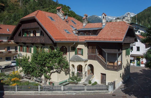 FRENES - Appartement dans la villa du village classée