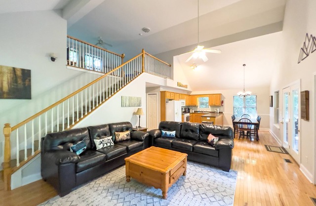 Fresh air! Spacious!Pool Table, Game Room, Sleeps 10!🎱