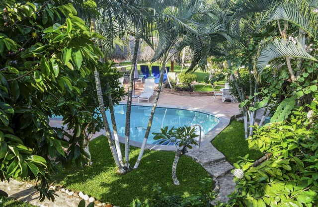 Suite spacieuse au 2e étage, cuisine, vue sur la piscine et les jardins, à 1 minute de la plage