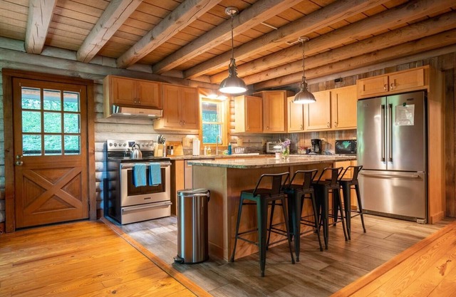 Freshly Renovated & Cozy Log Cabin - Room for 10!