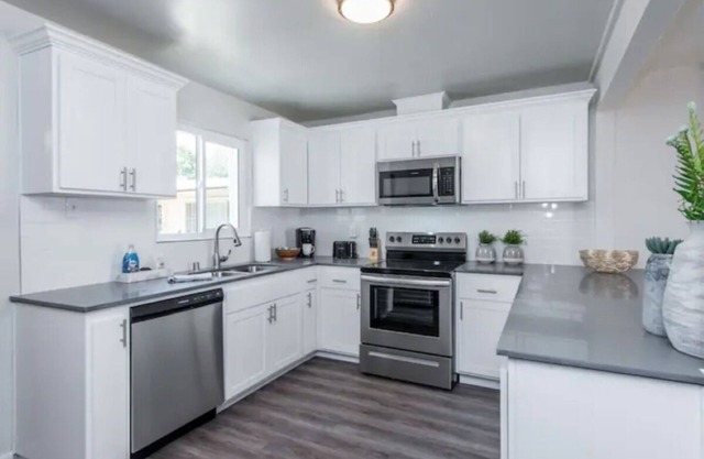 Cozy 2 Bed Home, 1/2 mile from 99 Hwy