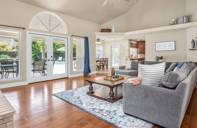 Fresno House: Pool, Game Room, King Suite, 4:2.5!