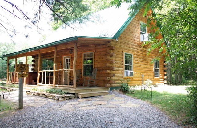 Friendly Bear Log Cabin near Cook Forest State Park