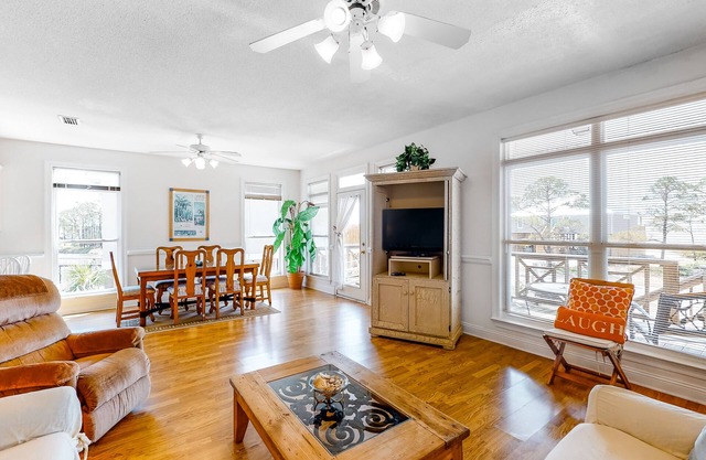 Friendly Duplex w/ Full Kitchen, Central AC, Washer/Dryer, & High-Speed WiFi!