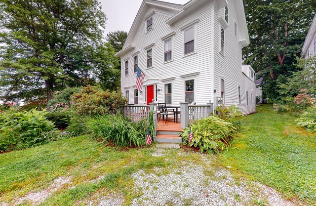 Maison acceptant les chiens avec quatre appartements séparés au coeur du centre-ville!