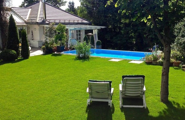 Un sympathique/ appartement moderne dans un endroit central mais très calme avec une piscine privée!