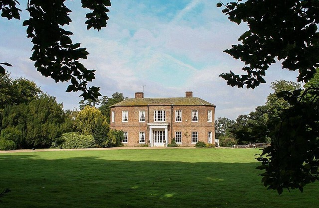 Friends and family mansion with huge grounds and tennis court. Dog friendly