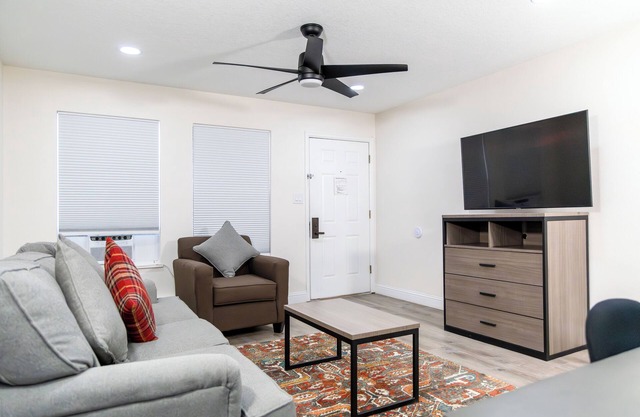 Friends Getaway! Two Spacious Units, Kitchen, Near Steamboat Trading Company, Hot Tub, Free Shuttle Service!