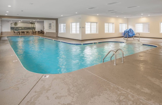 Friends Getaway! Close to Hollywood Wax Museum Branson, Pool, Mountain Biking