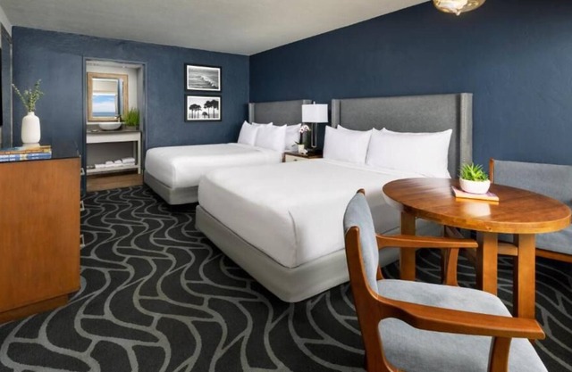 Friends Vacation! 4 Serene Units, Onsite Dining, Bike Rentals, Pets Allowed!