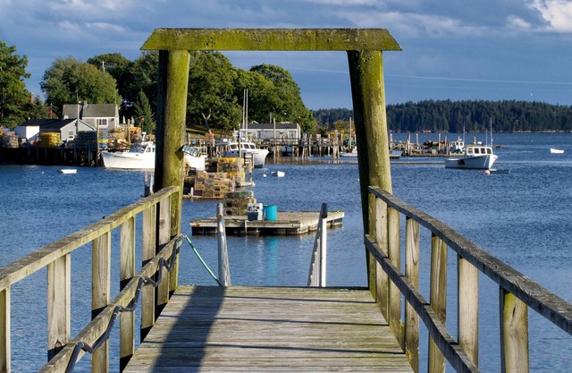 Accueil au bord de l'eau au port d'amitié