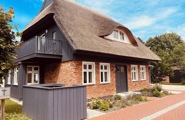 Friesia - thatched roof, fireplace, terrace, garden, sun loungers, close to the forest, Baltic Sea 6km away, WLAN