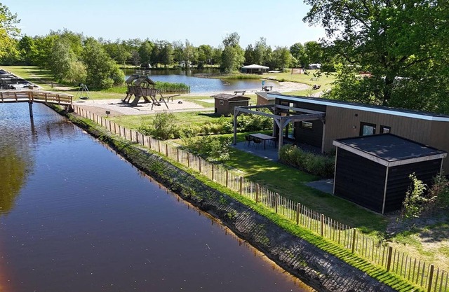 Maison de luxe entourée d'eau et de forêt