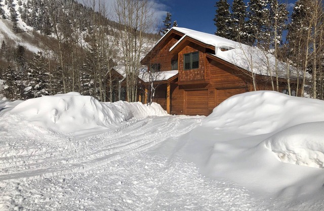 Cabine Frisco Cedar. Maison privée de 4 chambres à Frisco. 10 couchages, bain à remous privé, garage privé, WIFI.