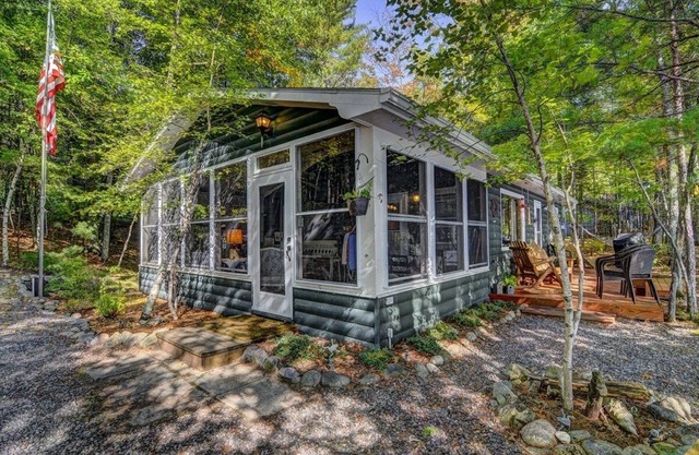 Cabane nostalgique sur un lac calme. Aménagements pour les familles, les couples et les pêcheurs