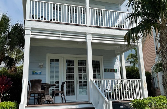 Vues Oceanfront directs Dans Anglers Reef, Islamorada. Resort Pool, Dock, Plage