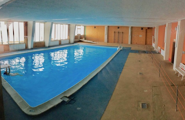 Ski avant avec piscine privée chauffée confortable 5 lits sur 2 étages