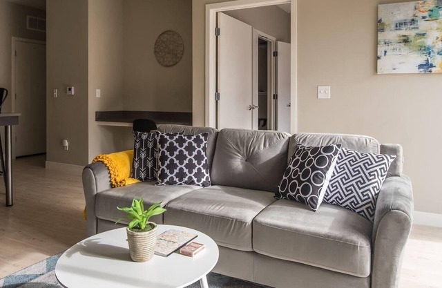 Hip + Open 1BR Apt près de la rivière