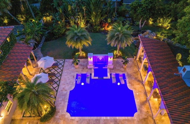 Fruit and Botanical Garden Estate 2 miles to downtown EV