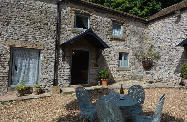 Fruitpip - a wonderful cottage with shared pool, games and lovely grounds near Bakewell