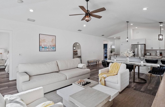 Fruitville Haven - Cozy KING Bed / Free Wi-Fi