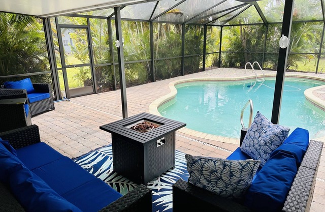 🐠Ft. Myers Coastal Historic District Pool Home