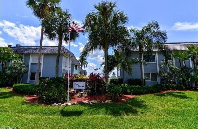 Ft Myers Resort Style Living on the Water with View. Beach 15 Minutes Away.