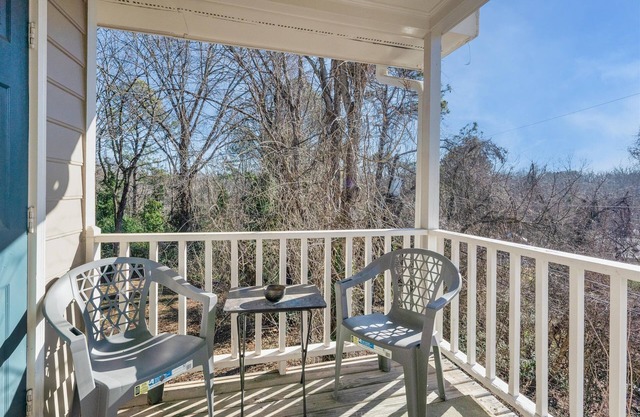 Fuchsia 2BR Suite @ Hillside Park